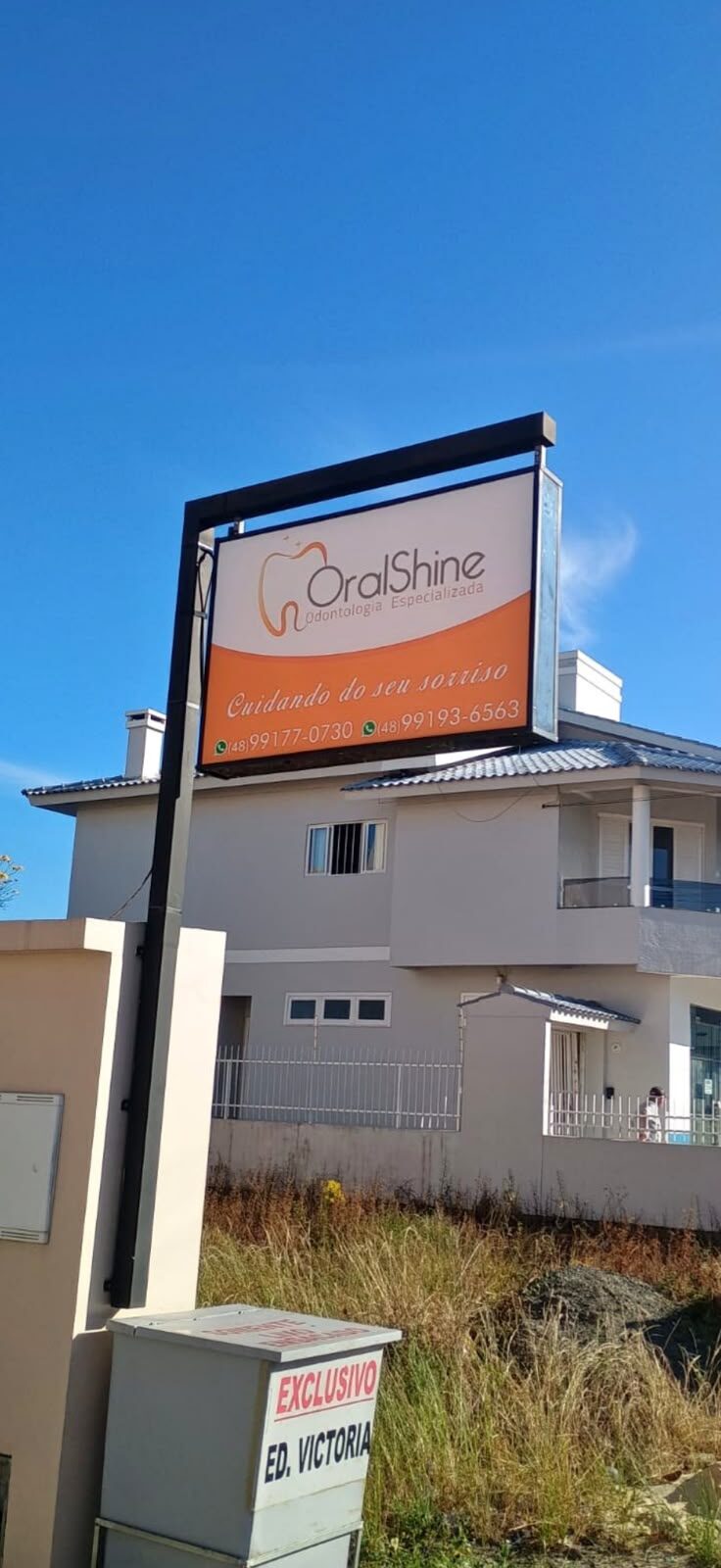 Placa em totem da OralShine